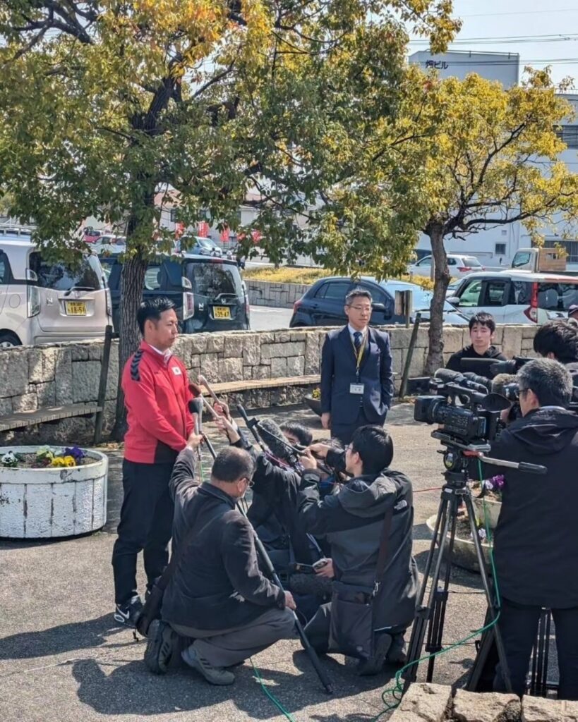 大江佑弥選手の懸垂幕を掲げる