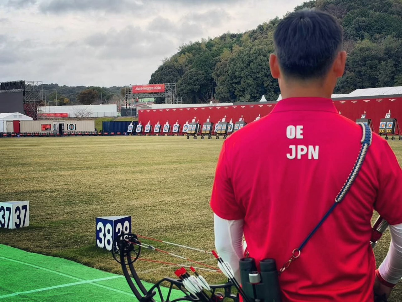 アーチェリー競技会場で標的を見つめる大江選手